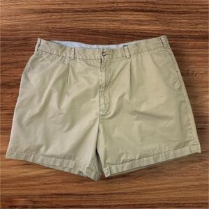 Daniel Cremieux Men’s Pleated 5” Khaki Shorts. Size 42. (Measuring 41)